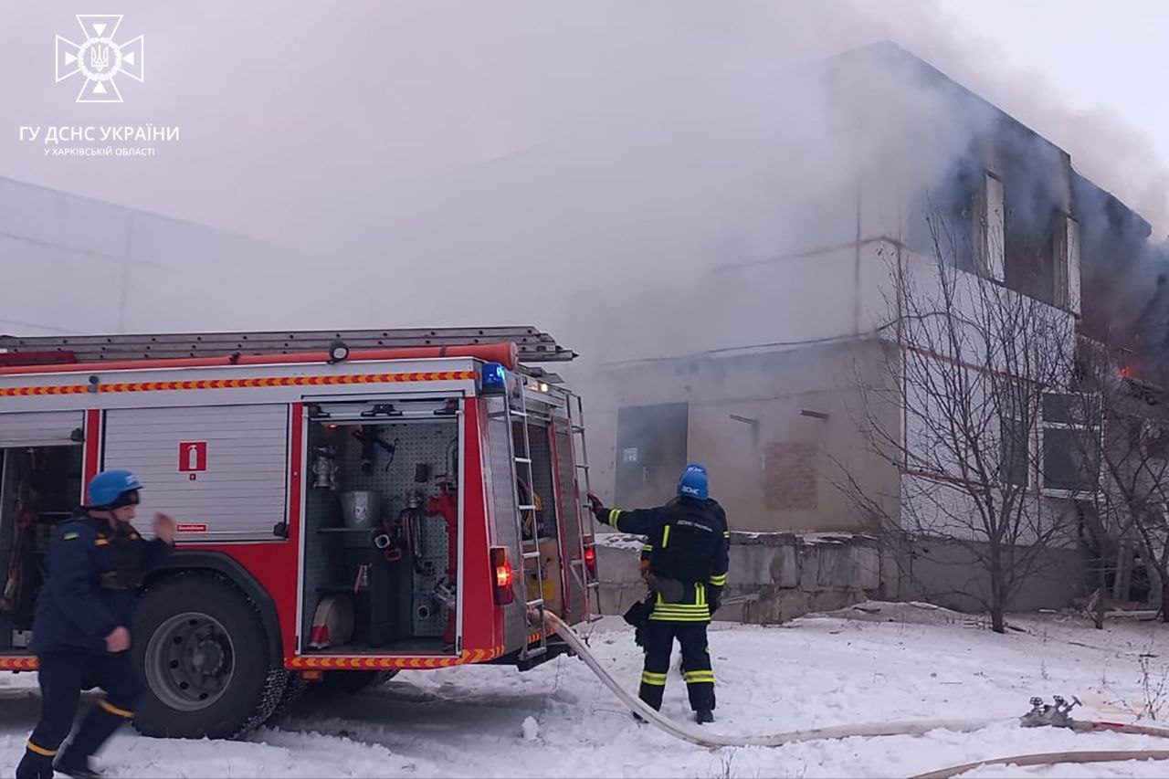 Окупанти поцілили у навчальний заклад на Харківщині: рятувальники загасили пожежу