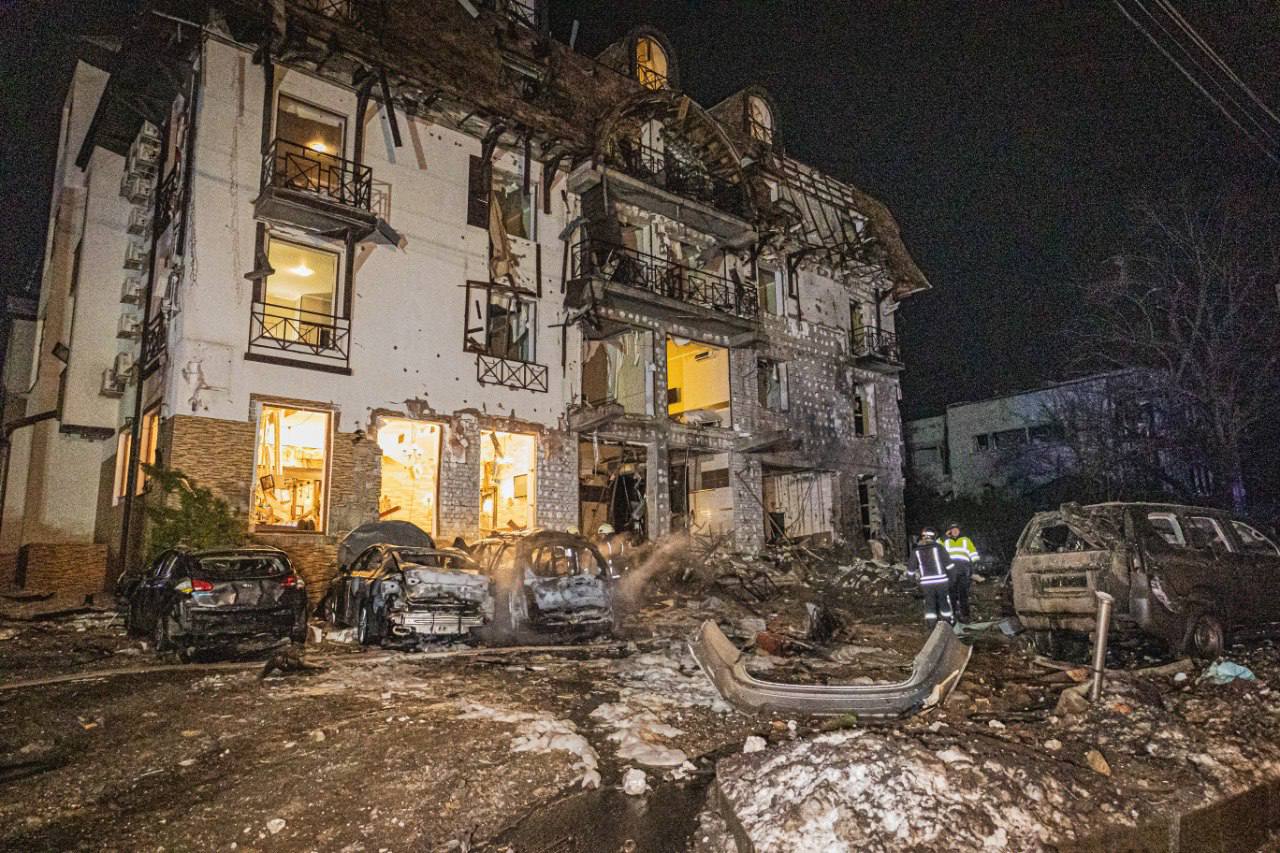 Подвійний ракетний удар по готелю у Харкові: розповіді постояльців та мешканців сусідніх будинків