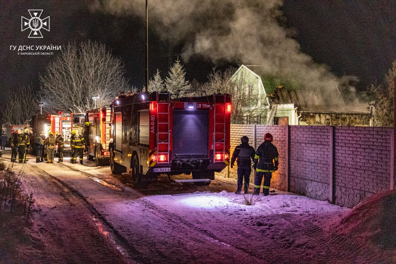 Пожежа в Харківському районі: горів гараж разом з автівкою