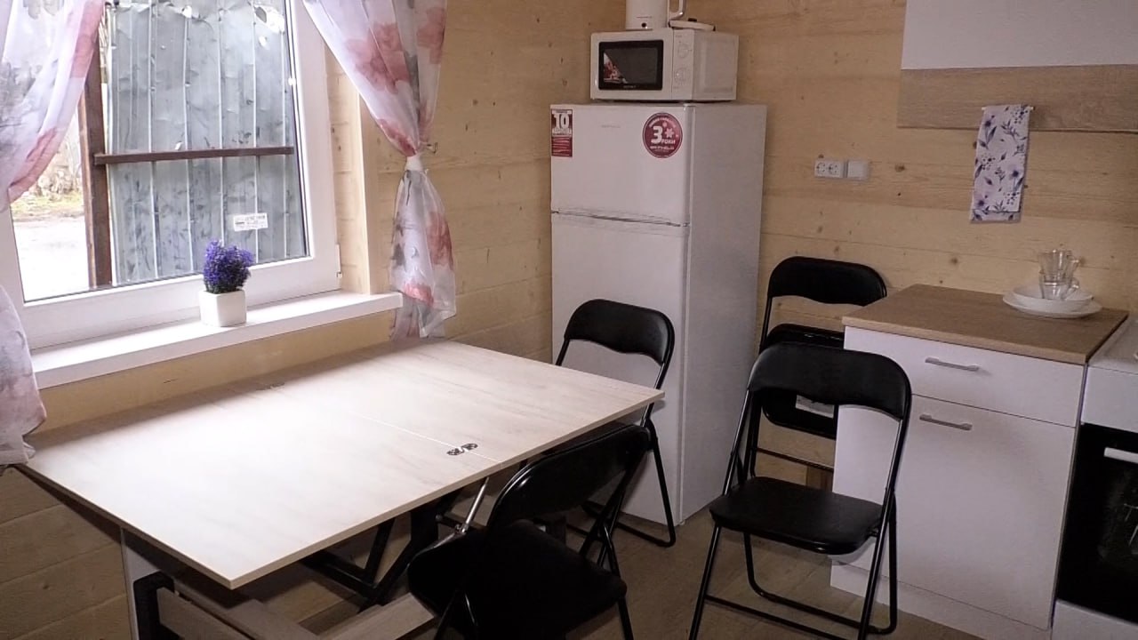 На Харківщині замість хат, знищених рашистами, благодійники з США встановлюють модульні будинки