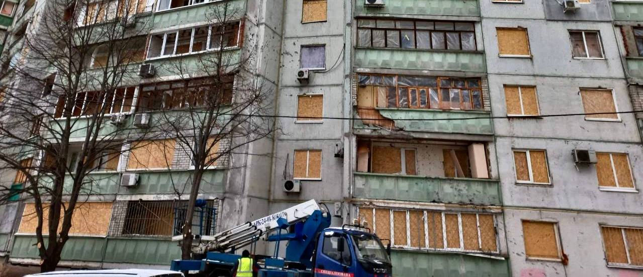 У домах на Салтівці закрили всі вибиті вікна в будинках, пошкоджених після ракетного удару