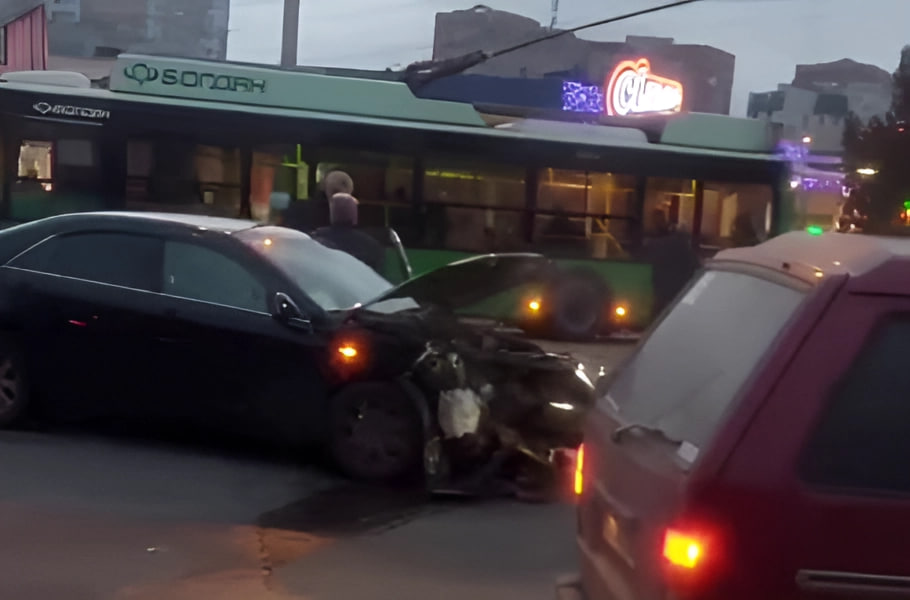 У Харкові на Олексіївці зіткнулися дві автівки: є постраждалі