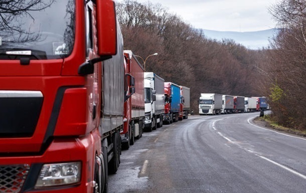 Поляки продовжують блокувати шість напрямків на кордоні: в чергах очікують 2500 вантажівок