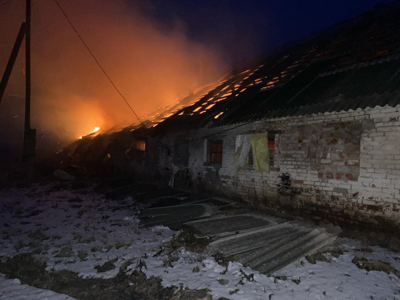 На Харківщині після обстрілу згоріла свиноферма