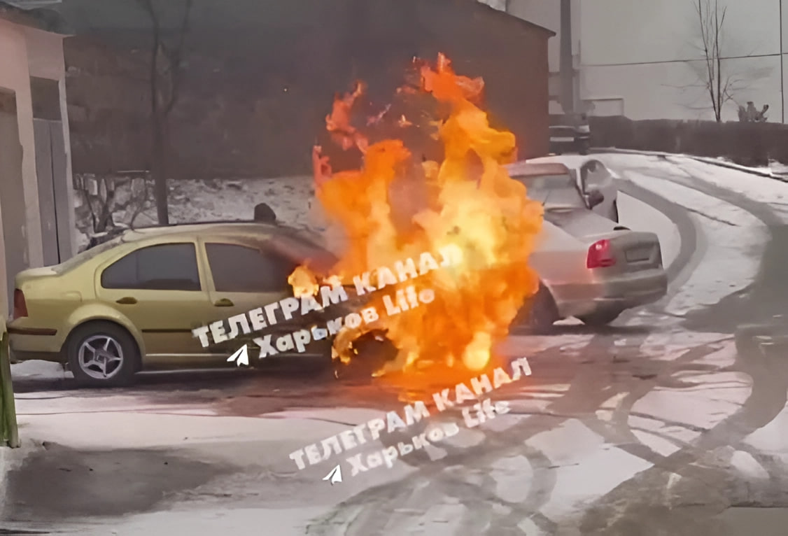 У Харкові на парковці згоріла автівка