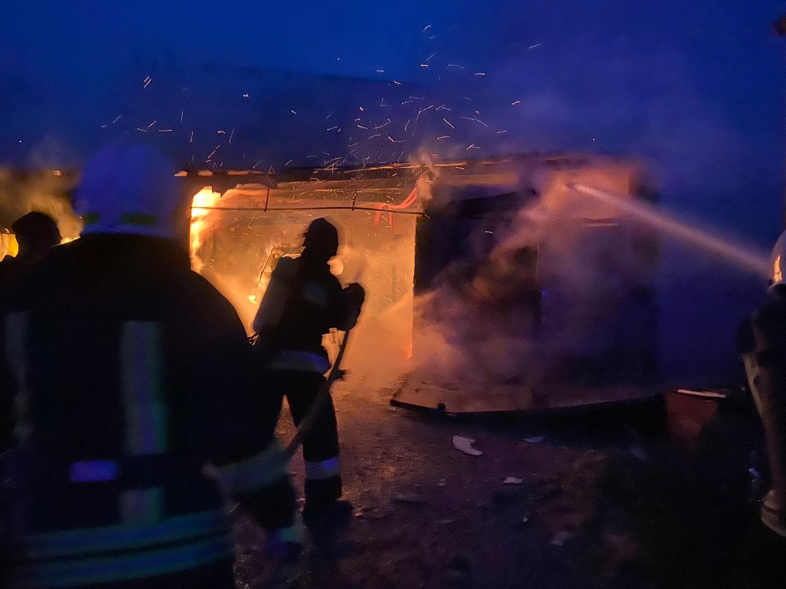 На Харківщині в гаражі вщент згоріла автівка