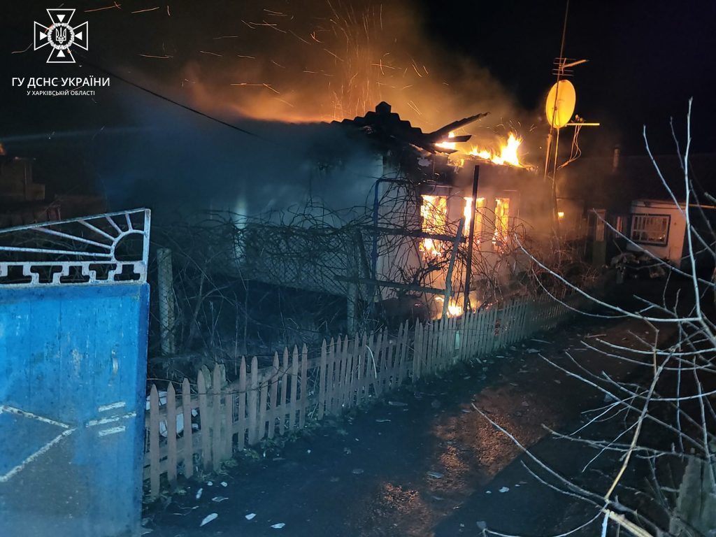 На Харківщині внаслідок ворожого обстрілу сталася пожежа в приватному будинку