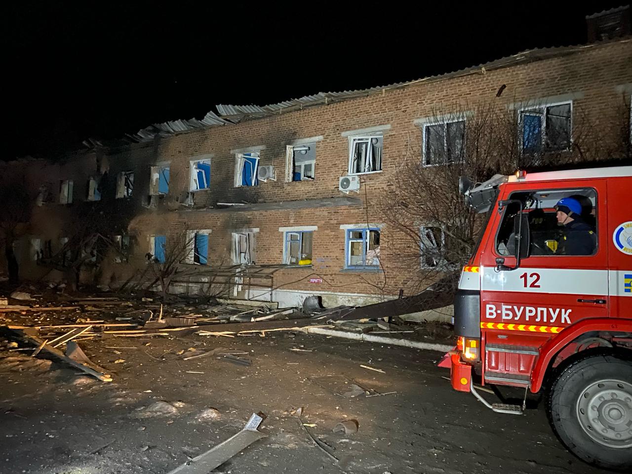 Четверо людей постраждали, 38 евакуйовані після удару авіабомбами по лікарні на Харківщині