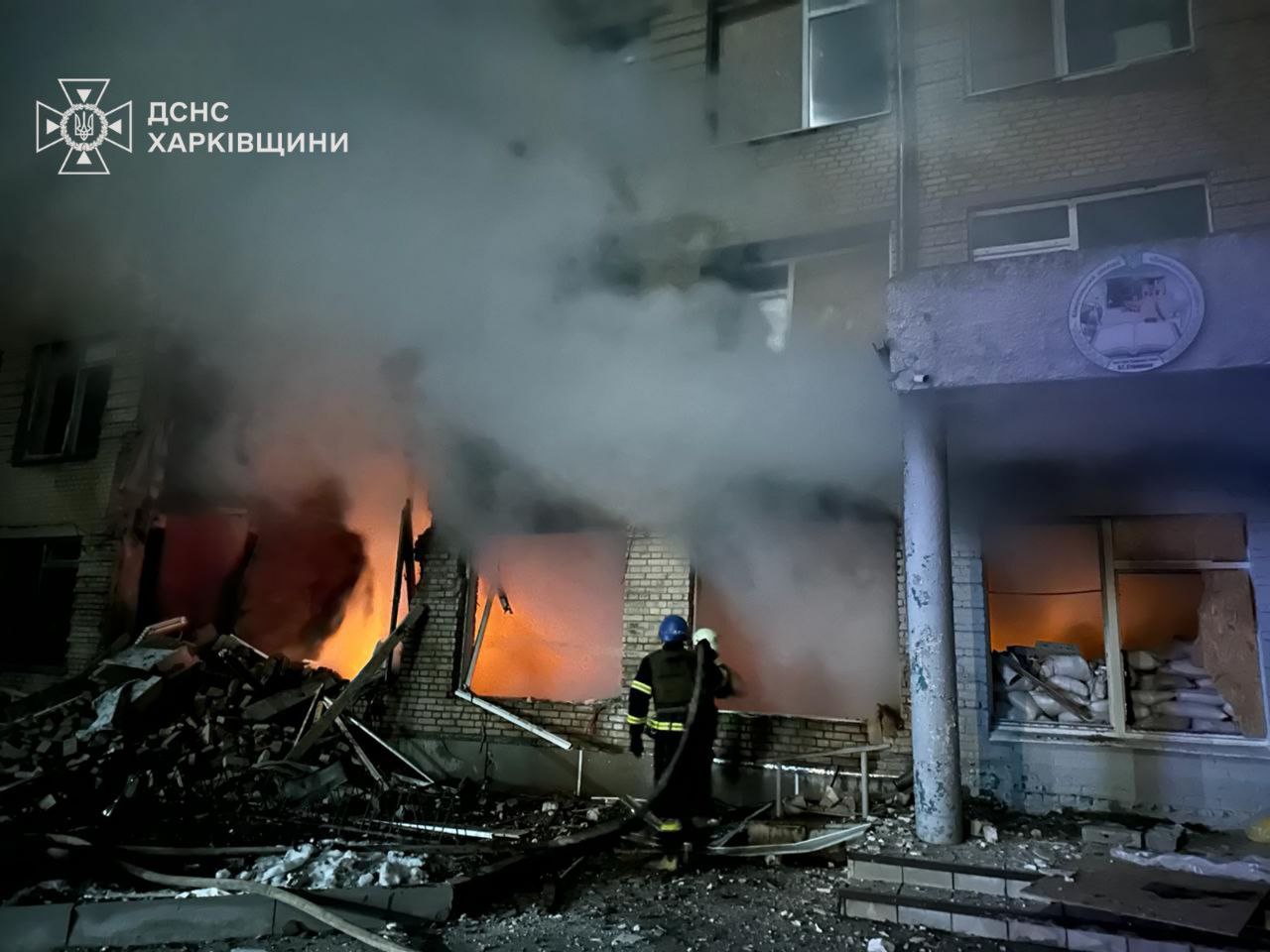 Ліквідація пожежі внаслідок ударів «шахедів» по ліцею на Харківщині тривала до ранку