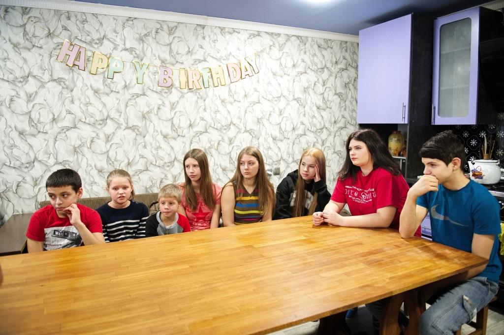 На Харківщині 27 родинам із сімейними формами виховання виплатять 50 тисяч гривень