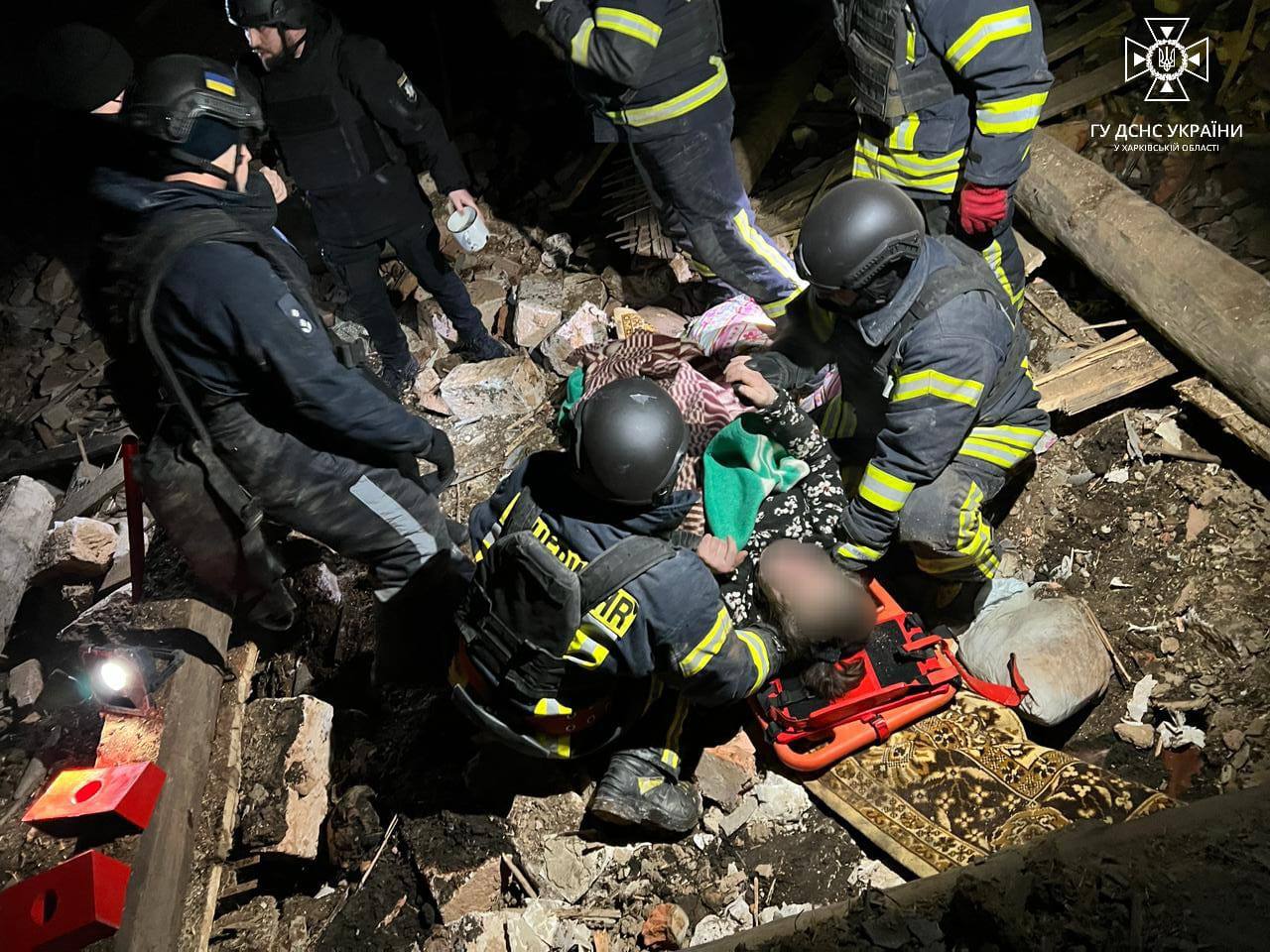 На Харківщині з-під завалів зруйнованого авіабомбою будинку витягли жінку
