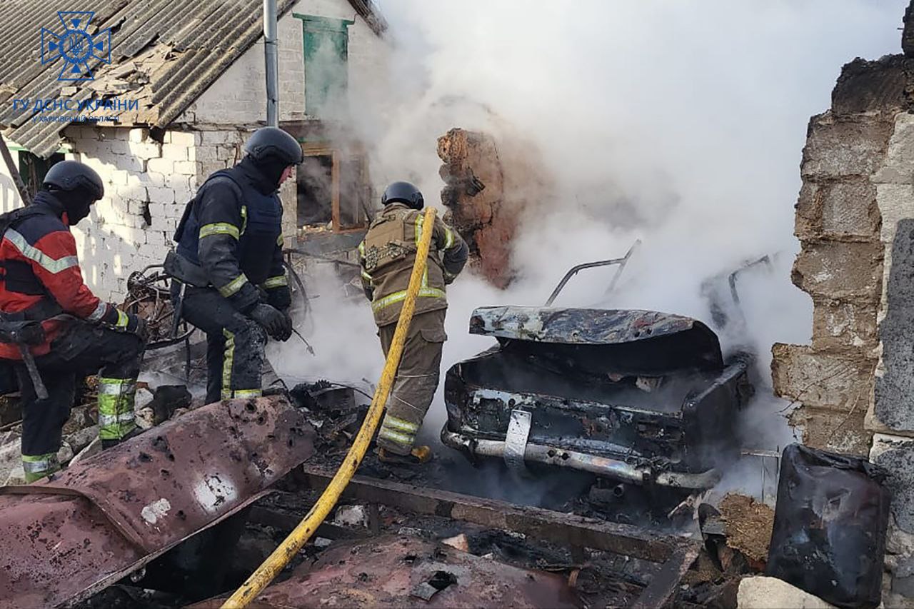 Окупанти вдарили по селу на Харківщині: згоріли гараж та автівка