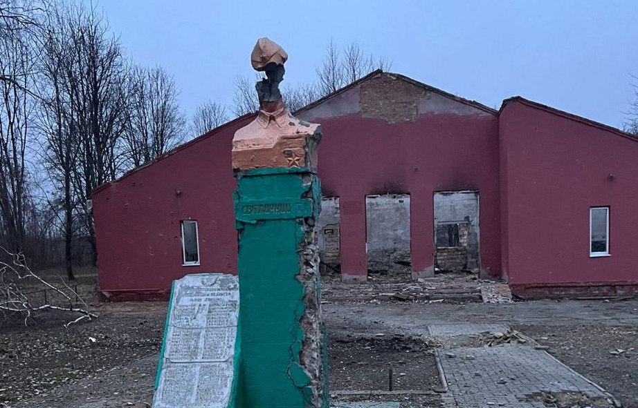 Під час обстрілу прикордонної громади на Харківщині окупанти знищили радянський пам’ятник