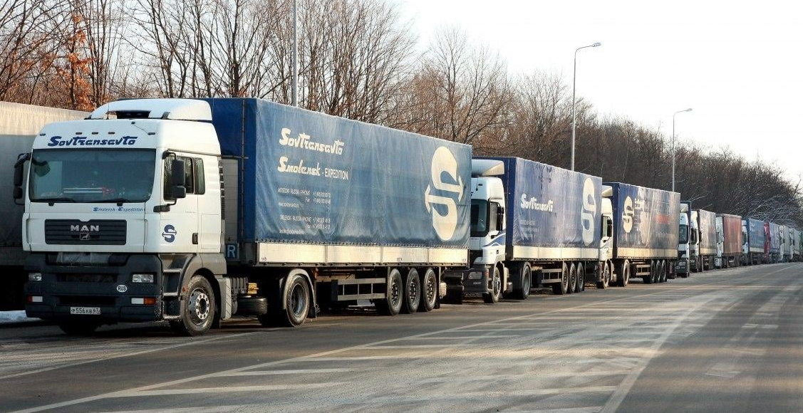 Близько 3 тисяч вантажівок стоять у чергах на кордоні з Польщею