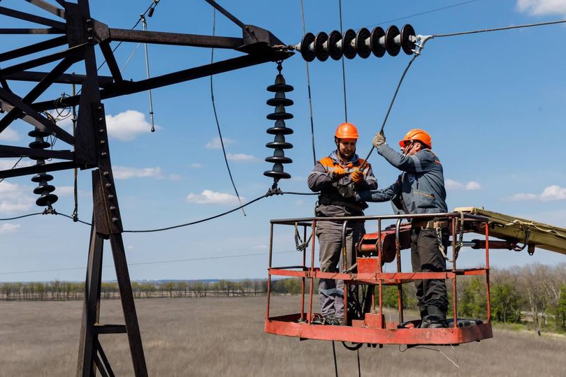 Електрики відновили високовольтну лінію на Харківщині