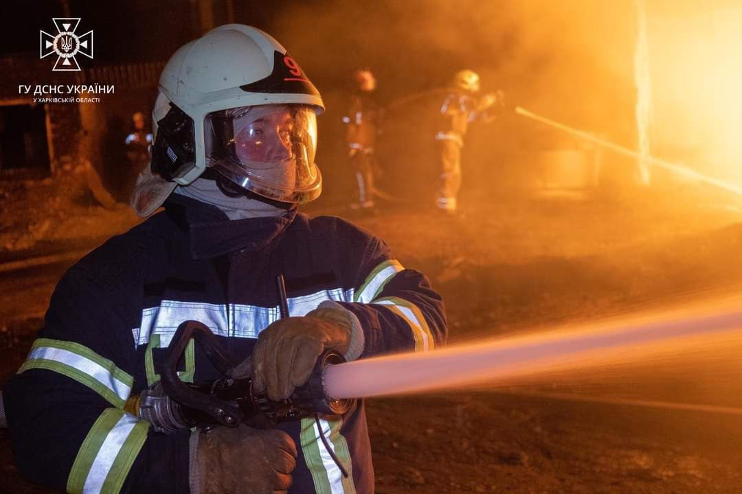 Атака «шахедів» на Харків: рятувальники ліквідовують масштабні пожежі