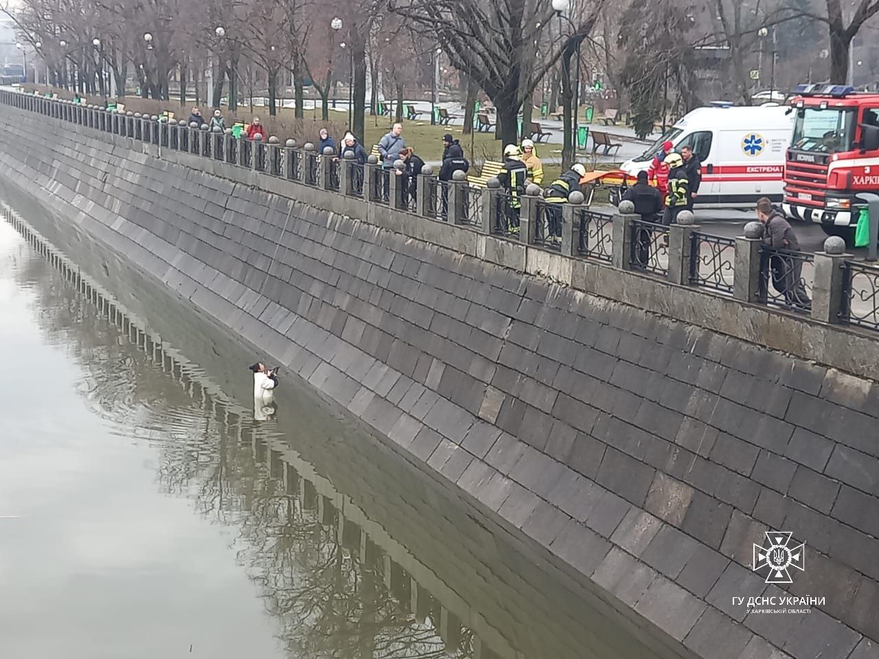 Харківські рятувальники витягли жінку з річки Лопань
