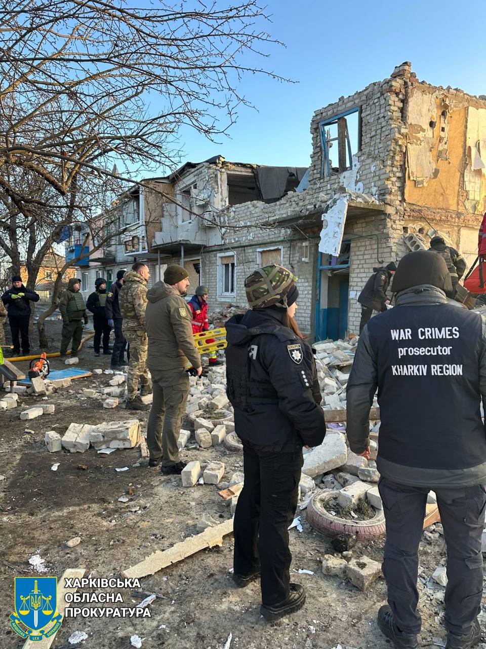 З-під завалів зруйнованого російською авіабомбою будинку на Харківщині дістали тіло жінки