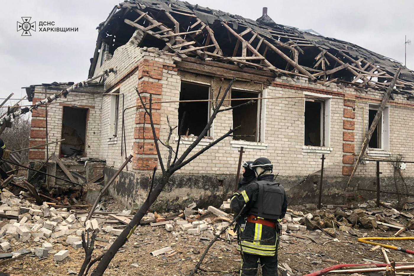 Наслідки обстрілу Вовчанська: рятувальники вилучили тіло загиблої жінки та загасили пожежу