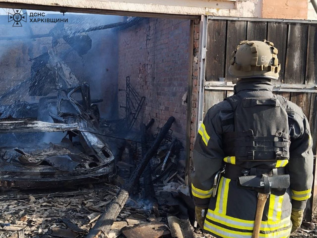 На Харківщині ДСНС ліквідували пожежу після обстрілу: горіли будинок, гараж, автівка