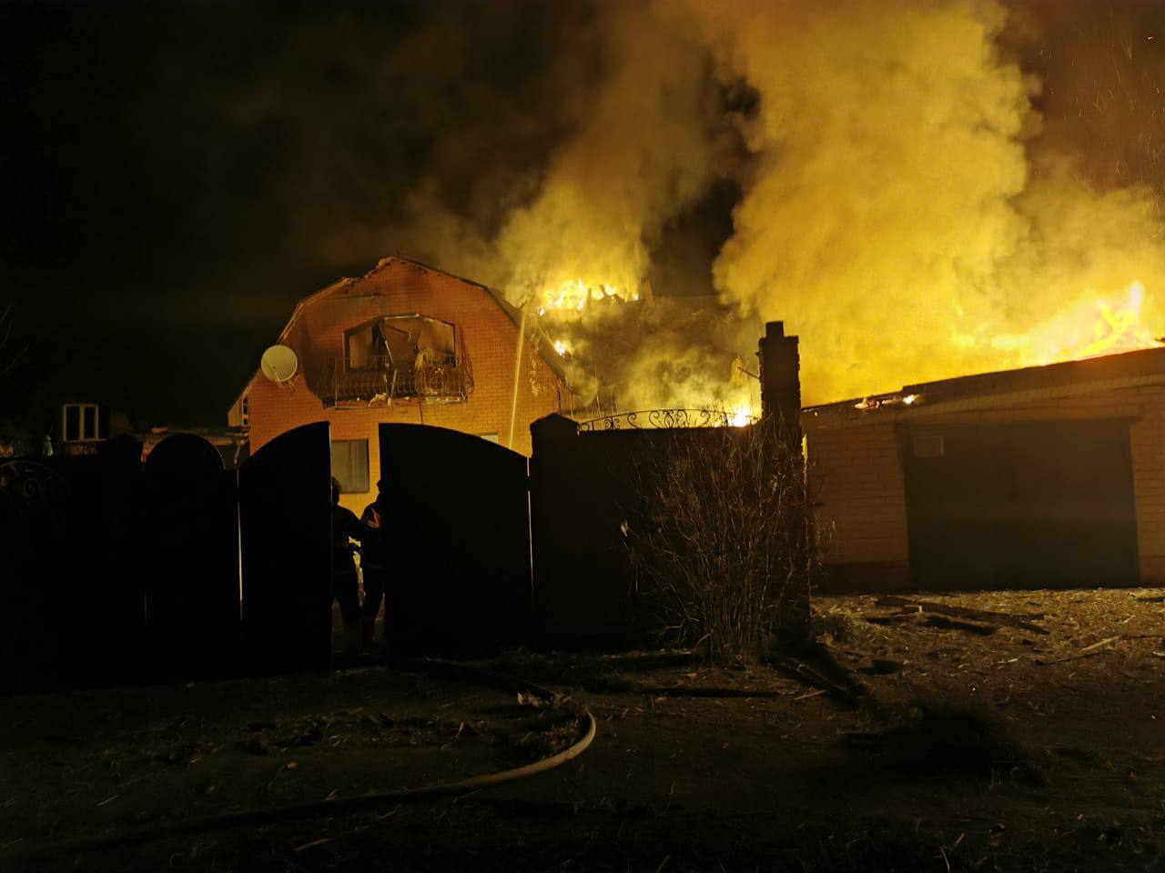В Харківському районі «шахед» влучив у будинок: сталася пожежа