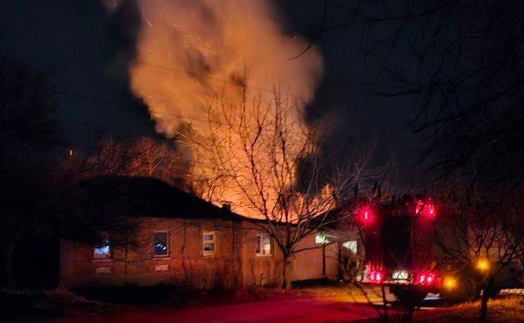 Пожежу на Холодній горі у Харкові гасили два відділення ДСНС