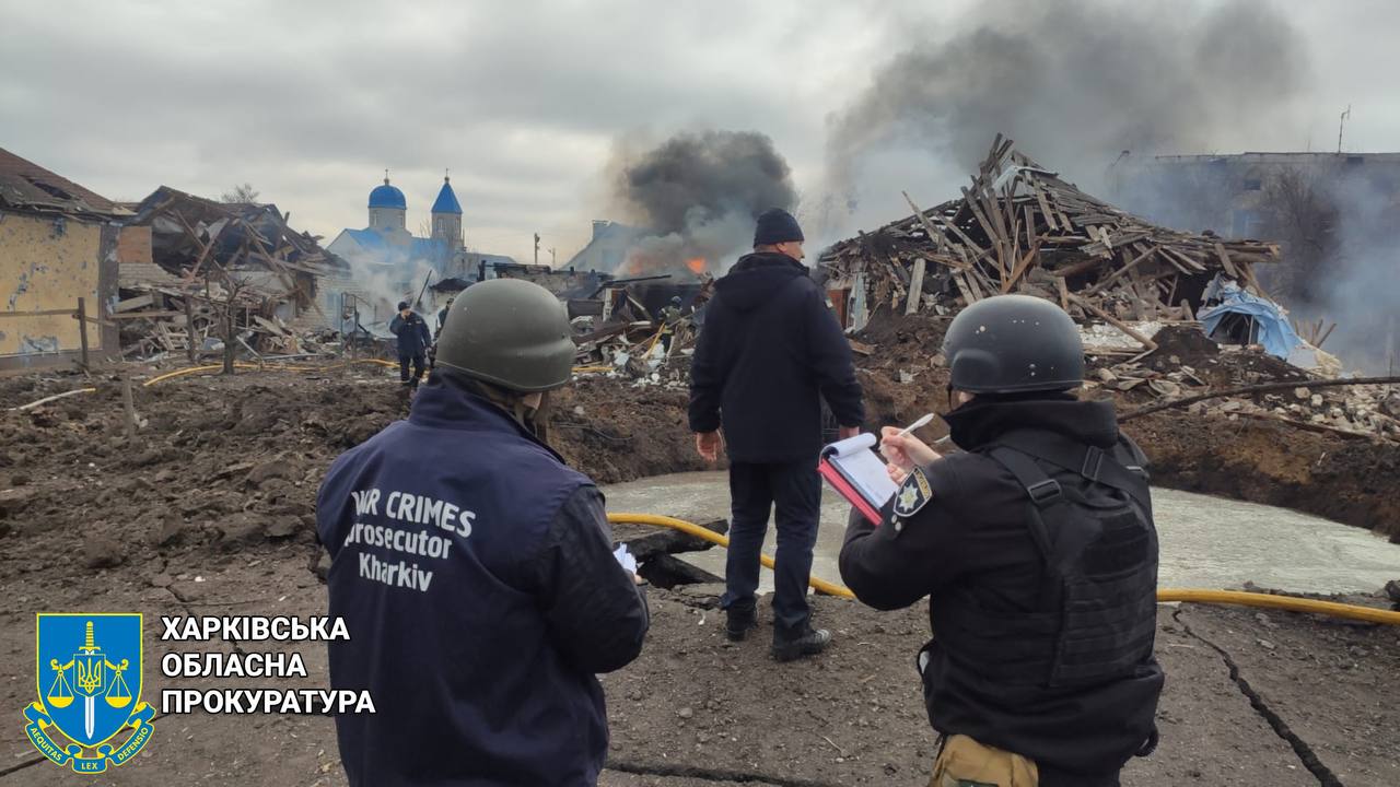 Били по цивільних об’єктах: прокуратура опублікувала відео з місця ракетного удару по Харківщині