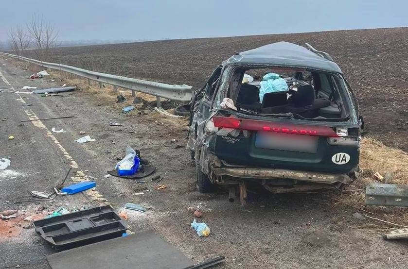 Один загиблий, двоє травмованих: на Харківщині автівка врізалася у відбійник