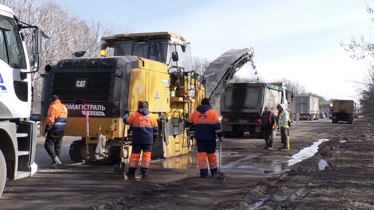 Працюють в борг, але робота не зупиняється: ремонт траси Київ – Харків – Довжанський триває