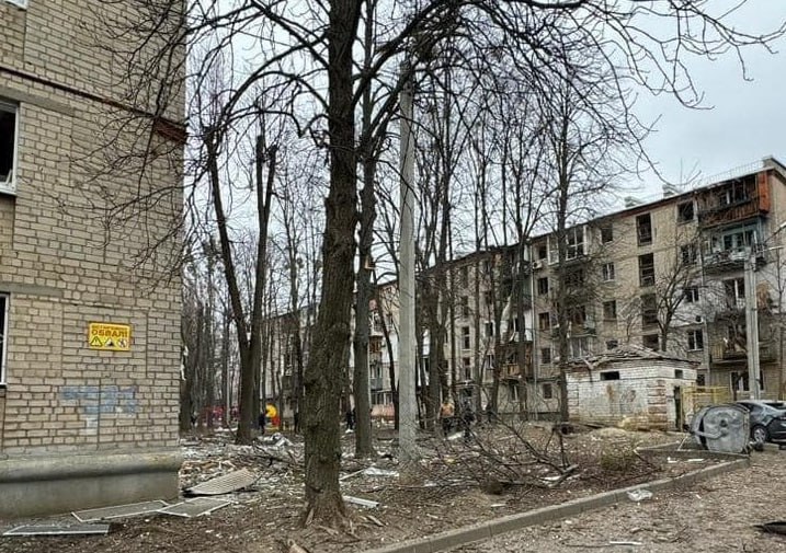 «Харківобленерго» відновлює електропостачання в знеструмлених внаслідок обстрілу будинках