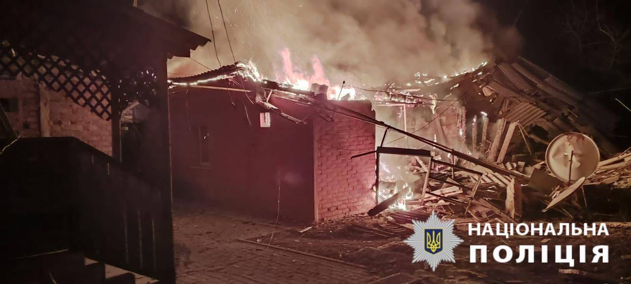 Рятувальники Харківщини гасили палаючі будинки у Вовчанську під повторними обстрілами