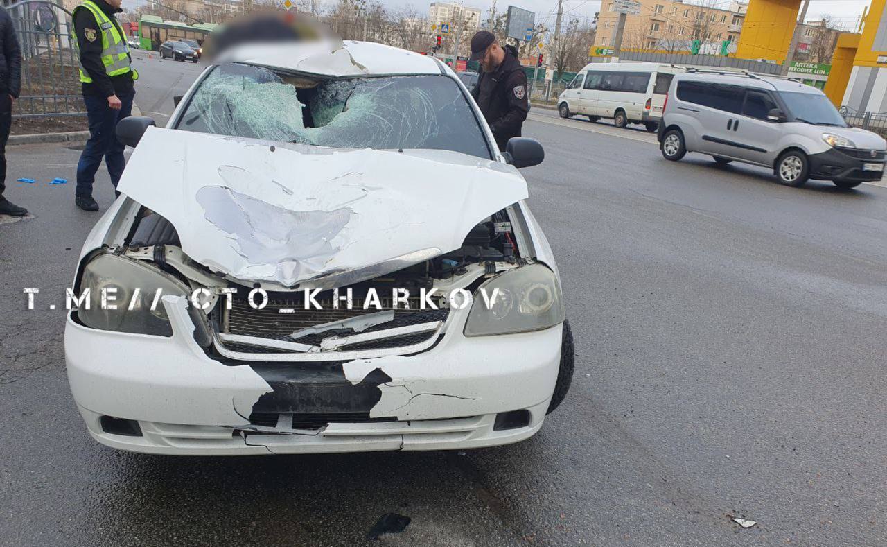 Смертельна ДТП у Харкові: пішохода закинуло на дах автівки
