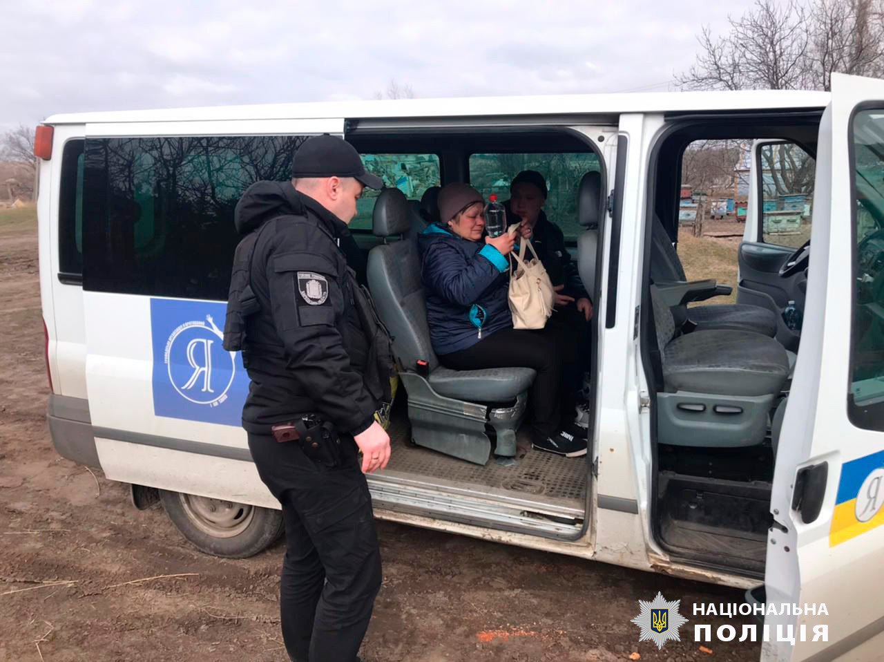 Поліцейські разом з волонтерами евакуювали дві родини з дітьми з Куп’янського району