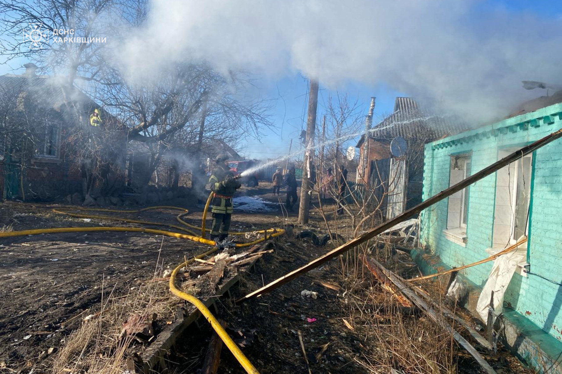 У Харківській області рятувальникам довелося гасити пожежу під загрозою повторних обстрілів