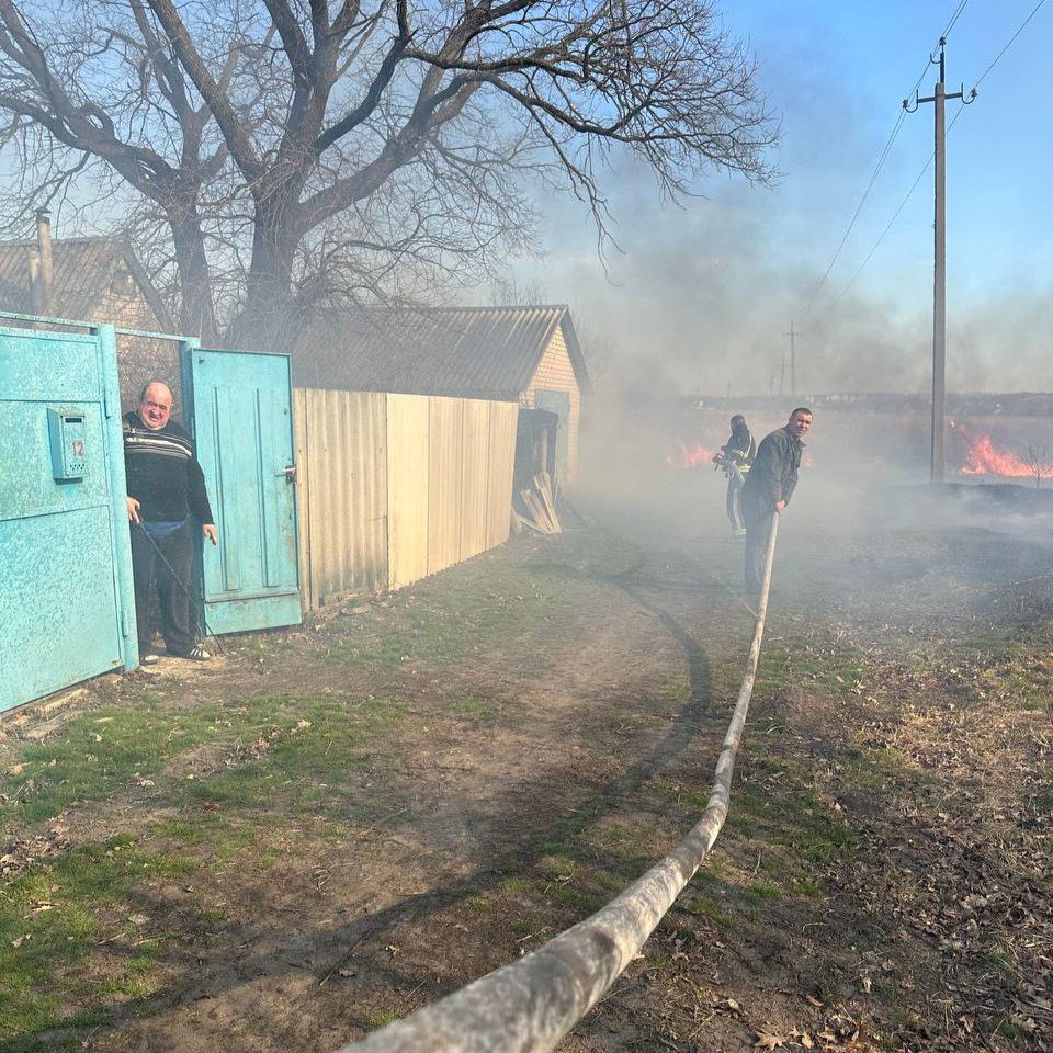 Масштабна пожежа під Харковом: невідомі підпалили траву, вогонь загрожує будинкам
