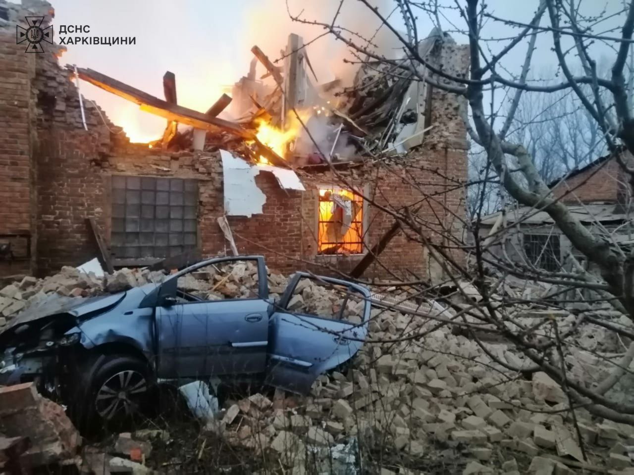 Гасіння пожеж після обстрілів Харківського району тривало до вечора