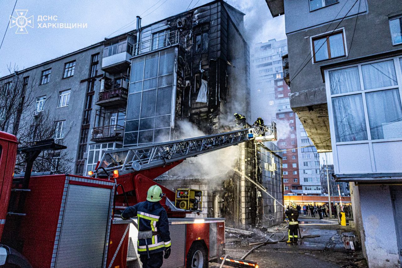 В центрі Харкова три години гасили пожежу в житловому будинку
