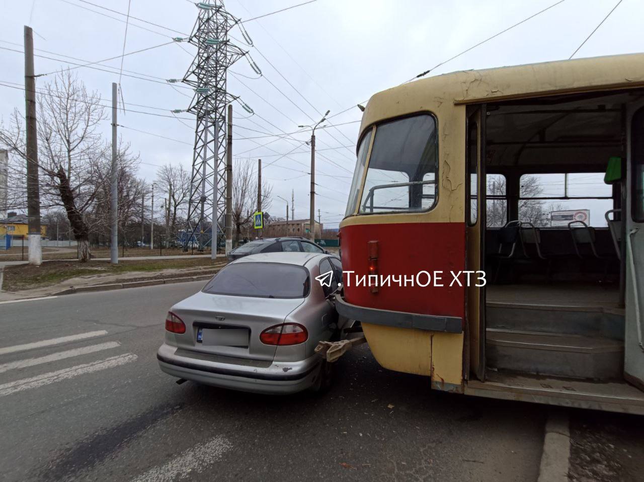 У Харкові на водія трамвая, який під час дрифту зачепив легковик, склали протокол