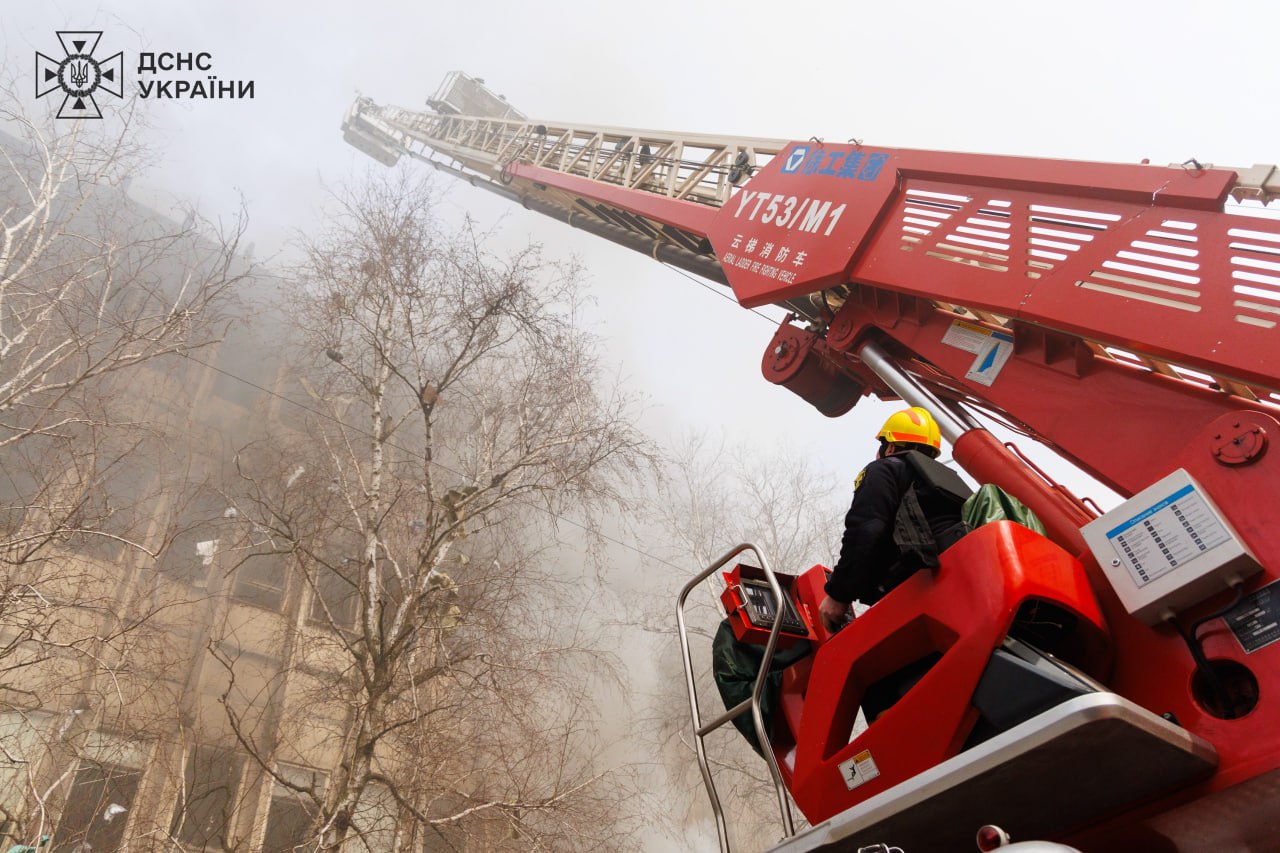 У Харкові продовжується ліквідація масштабної пожежі після ракетного удару 20 березня