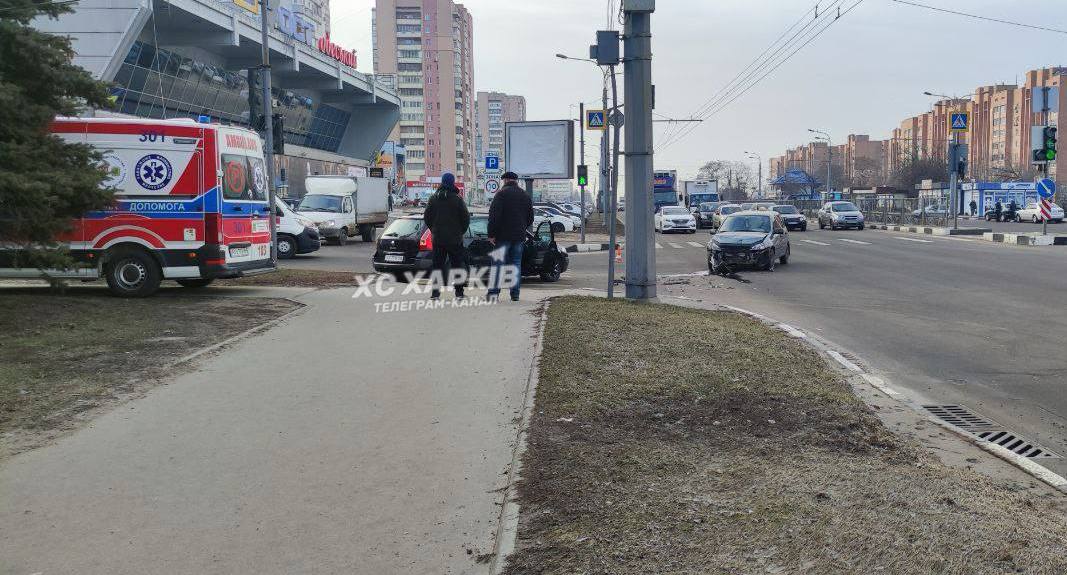 У Харкові на проспекті Гагаріна не розминулися дві автівки