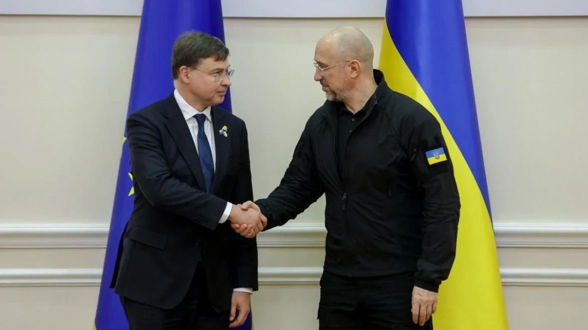 Перші транші 50-мільярдної допомоги: коли та скільки отримає Україна