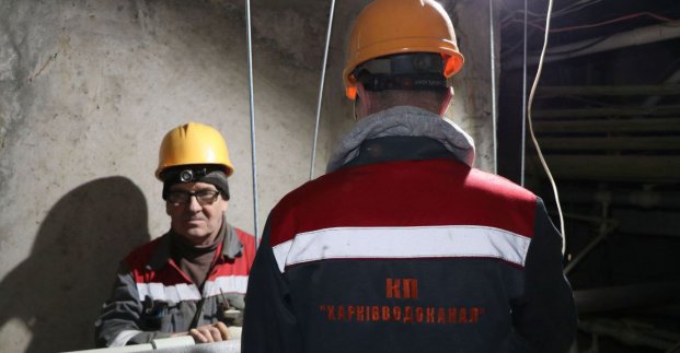 У Харкові відновлюють водопостачання в пошкоджених після обстрілу будинках Шевченківського району
