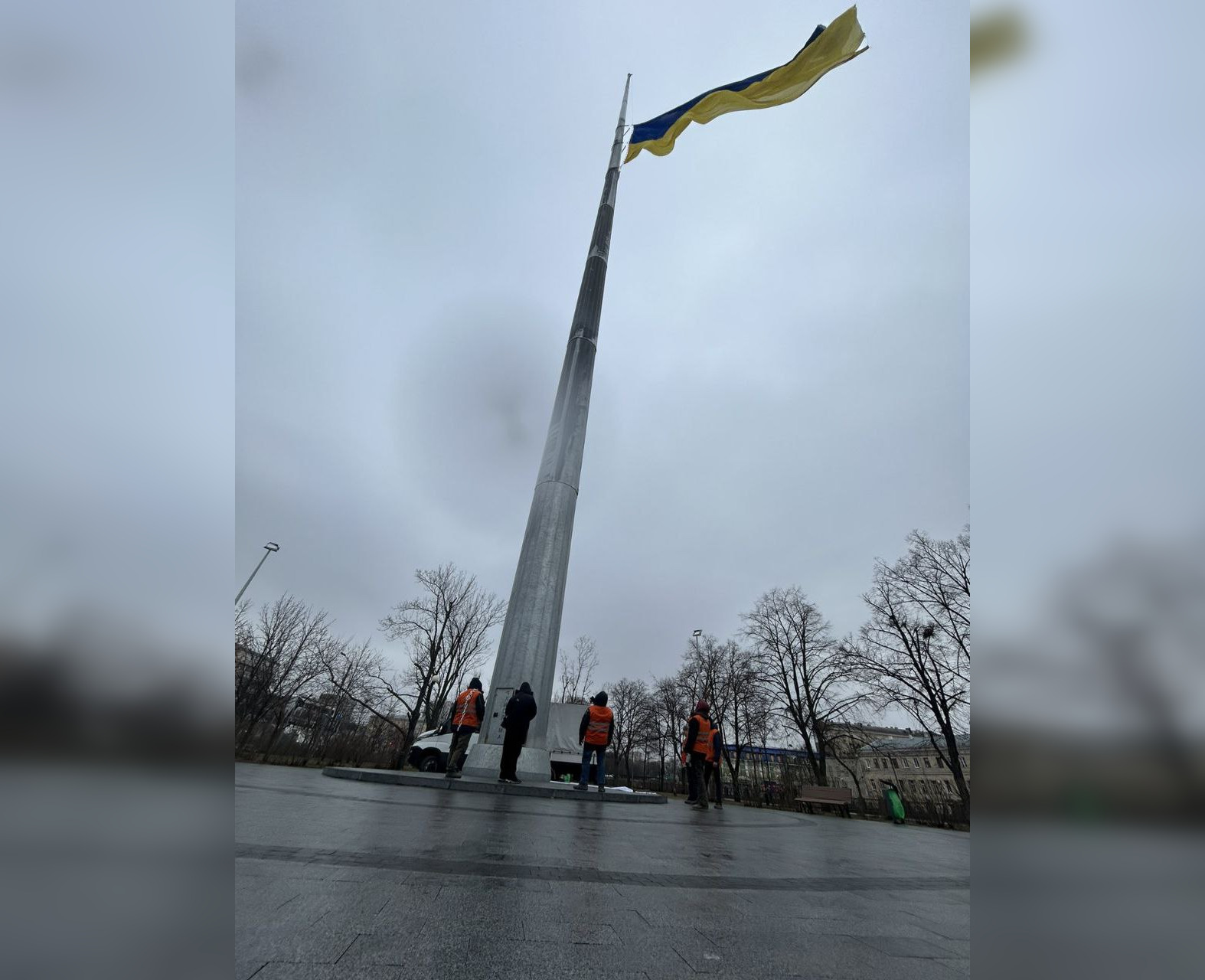 Через пошкодження у Харкові на головному флагштоку замінили прапор