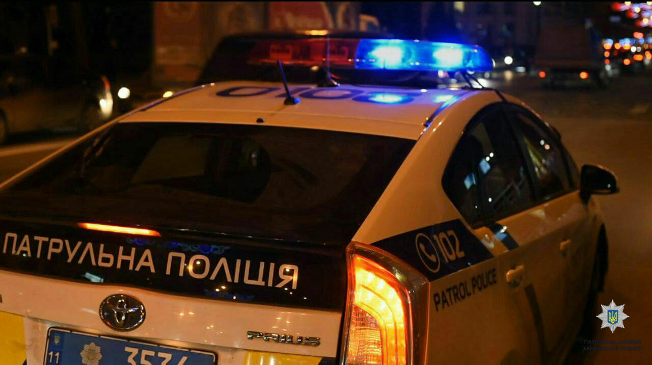 У Харкові нетверезий водій погрожував патрульним гранатою (відео)