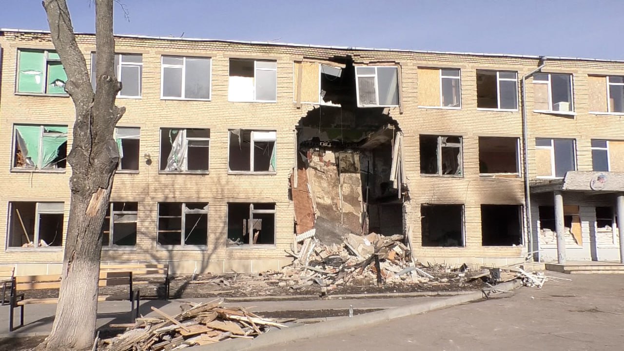 Били ракетами та «шахедами»: окупанти двічі намагалися зруйнувати ліцей на Харківщині