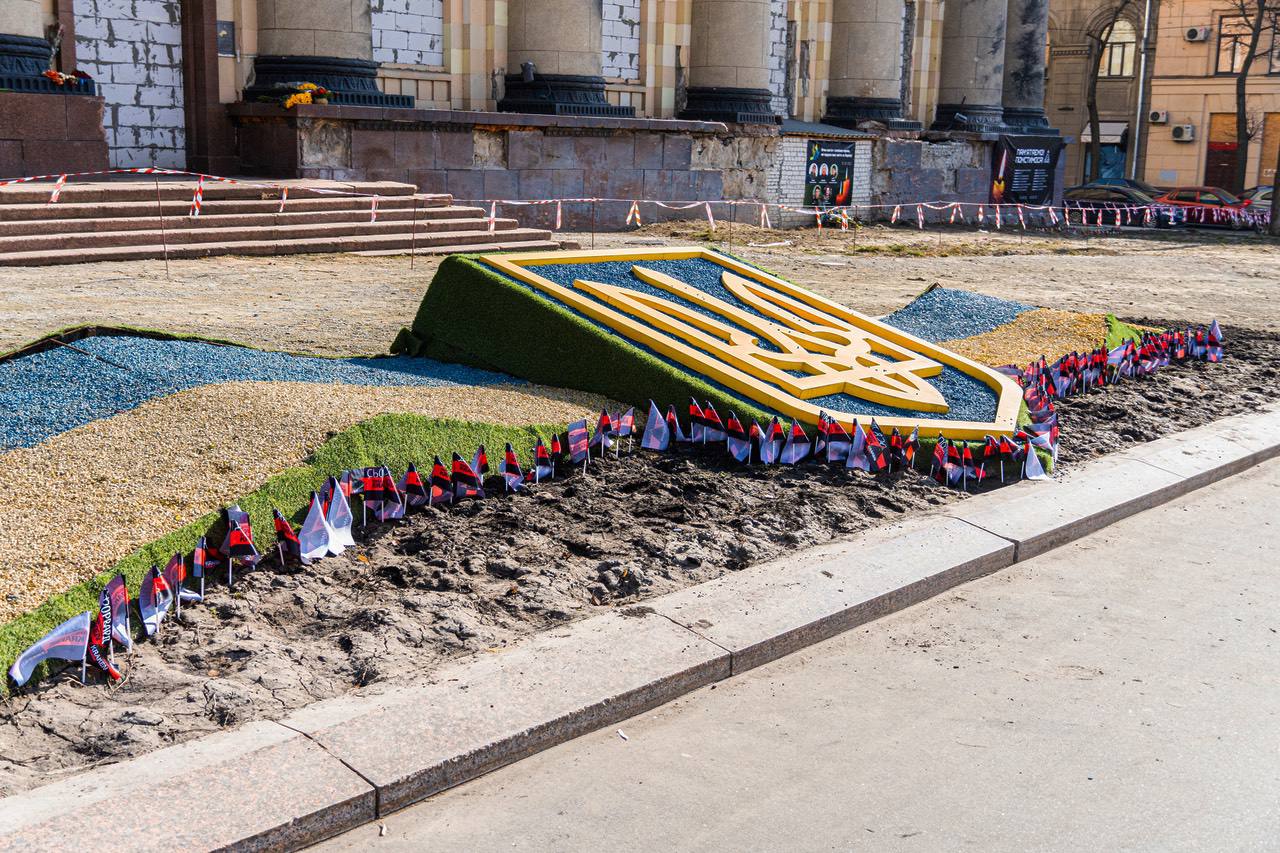 Прапорці з позивними загиблих Героїв підрозділу KRAKEN з’явились у центрі Харкова