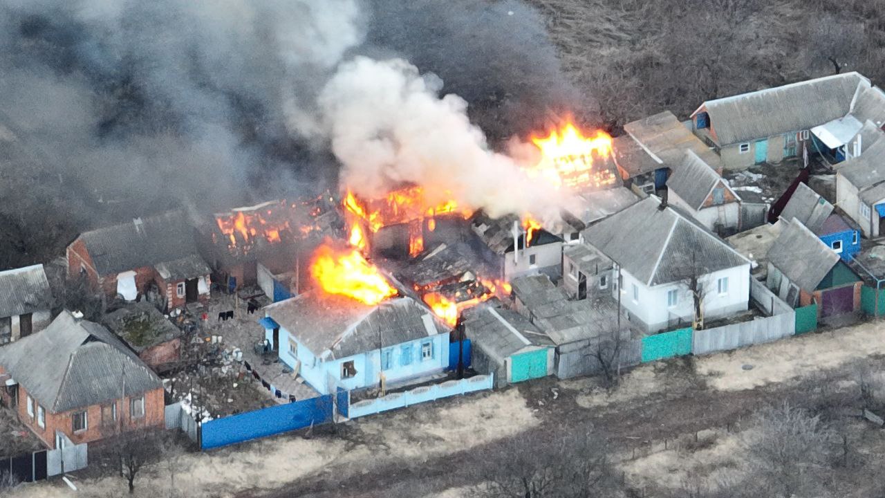 Окупанти накрили артилерією село Одноробівка на Харківщині: спалахнули кілька будинків