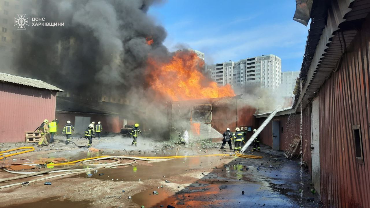 Велика пожежа у складській будівлі у Харкові: працюють 8 пожежних розрахунків