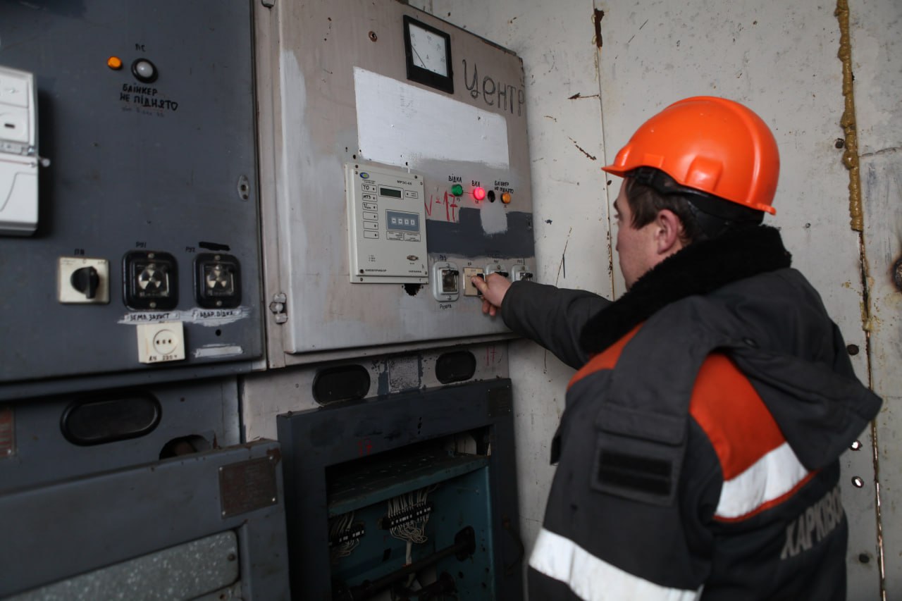 Енергетики працюють над перезапуском системи електропостачання у Харкові