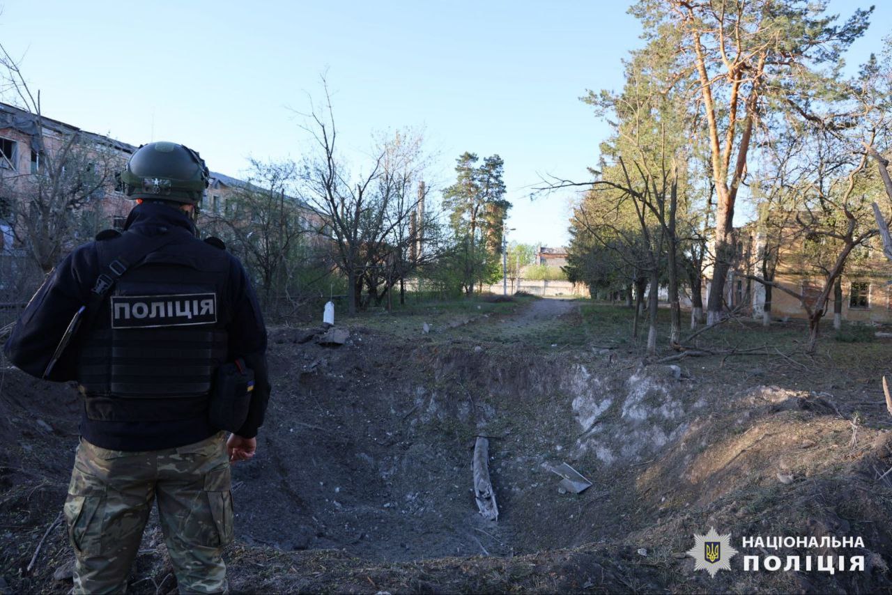 Росіяни били по Харківщині КАБами, РСЗВ та дронами: поліція показала наслідки обстрілів